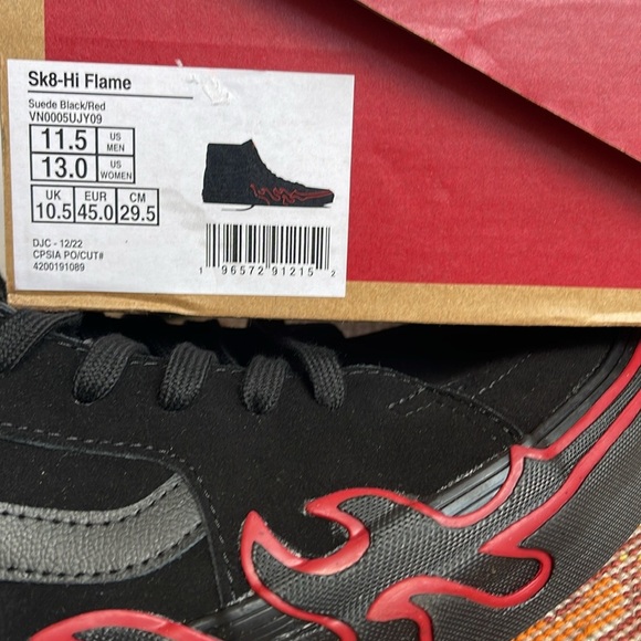 Vans Men’s Sk8-Hi Flame
Suede Black/Red
VN0005UJY09
Sneakers - Picture 14 of 16
